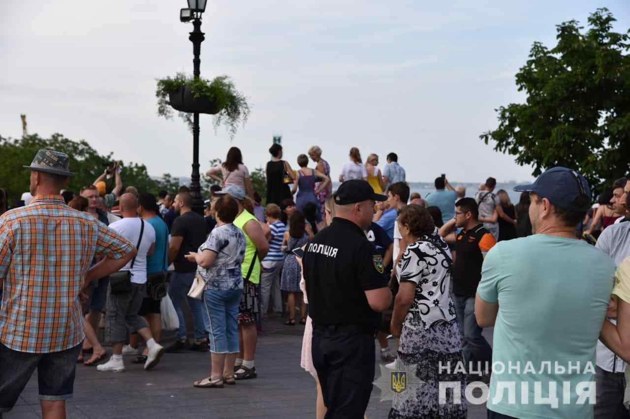 На «мэрском» концерте в Одессе железная конструкция внезапно упала и сломала фонарь. Видео