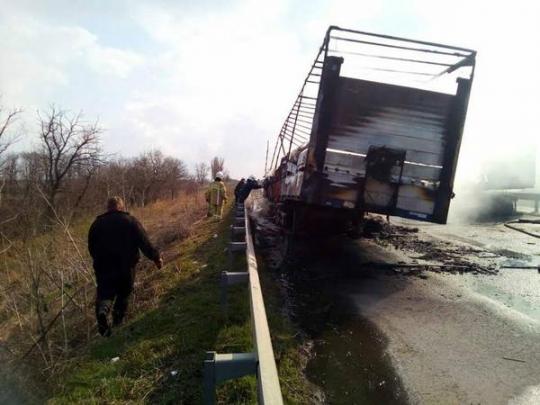 На Николаевщине в результате столкновения двух тягачей один сгорел полностью (фото)
