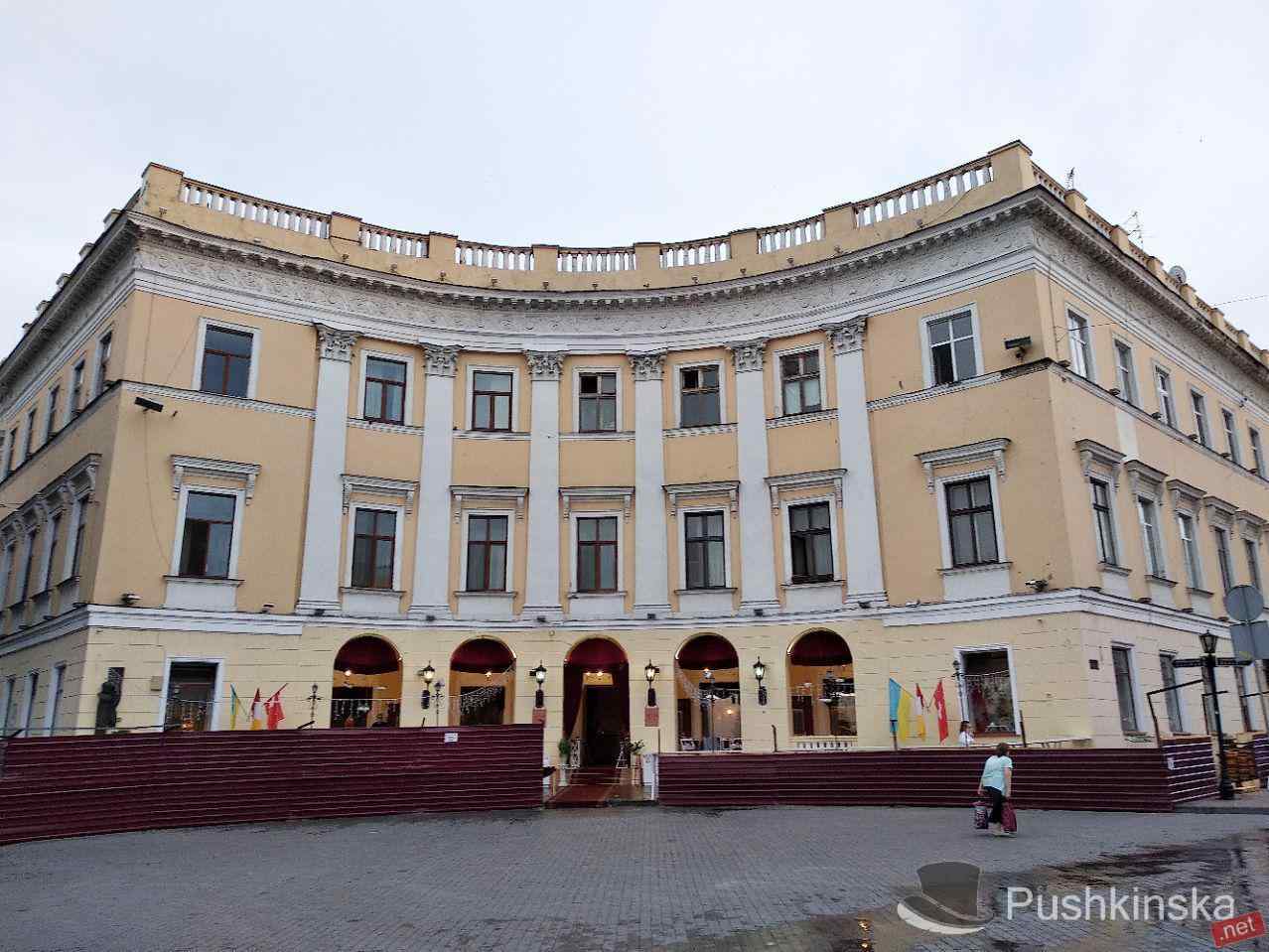 На Приморском бульваре готовят к реставрации Дом Завадовского. Фото