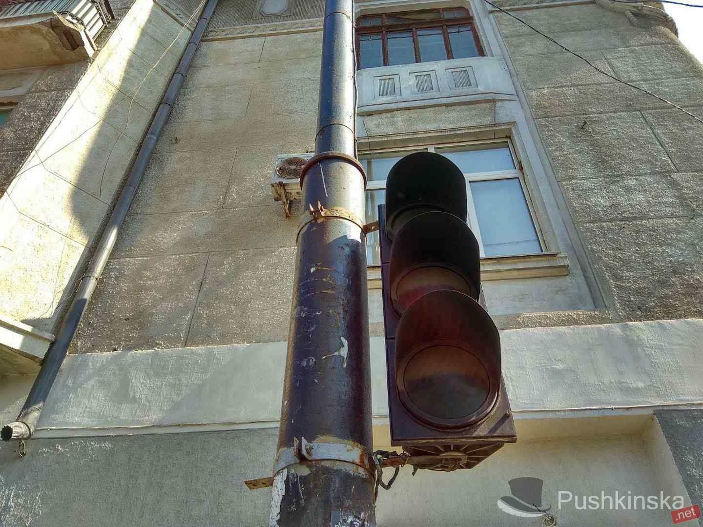 На сложном перекрестке в центре Одессы серьезная поломка светофоров: автомобильный хаос устранят до конца месяца. Фото, видео