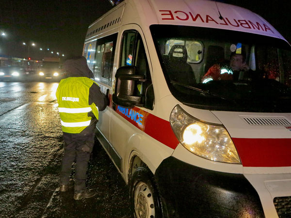 Наезд на Окружной в Киеве: скорая понадобилась пешеходу и водителю