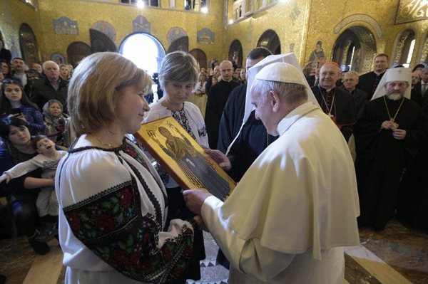 Папа Римский признался, что «начинает и заканчивает день по-украински» (фото)