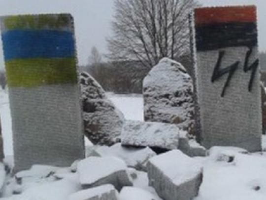Польша готовит ноту Украине из-за оскверненного на Львовщине памятника (фото, видео)
