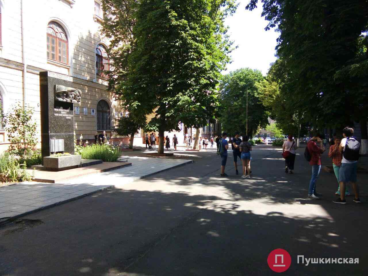 Полиция ищет взрывчатку в вузе в центре Одессы. Обновлено