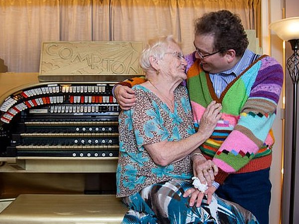 Прогнозам вопреки: 83-летняя британка и ее муж, который на 40 лет моложе, отметили агатовую свадьбу (фото)