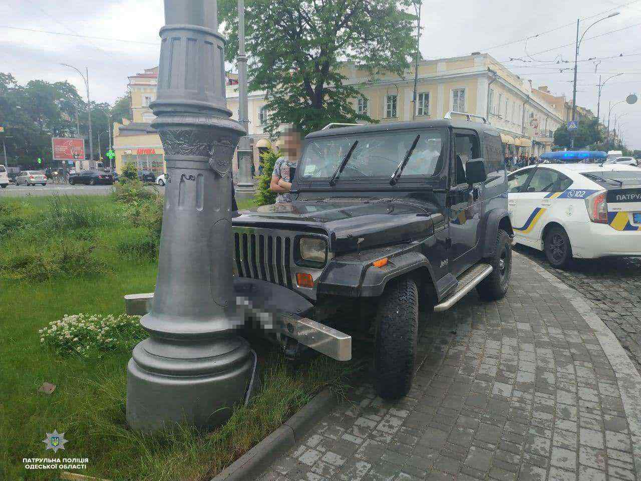 Угнал автомобиль и врезался в столб: в Сети появилось видео ДТП на Тираспольской площади