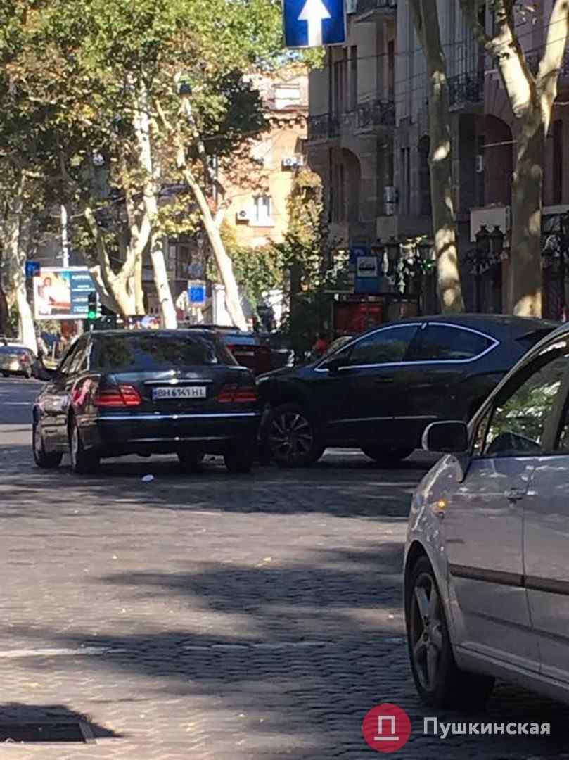 В центре Одессы притерлись «Mercedes» и «Citroën». Фото