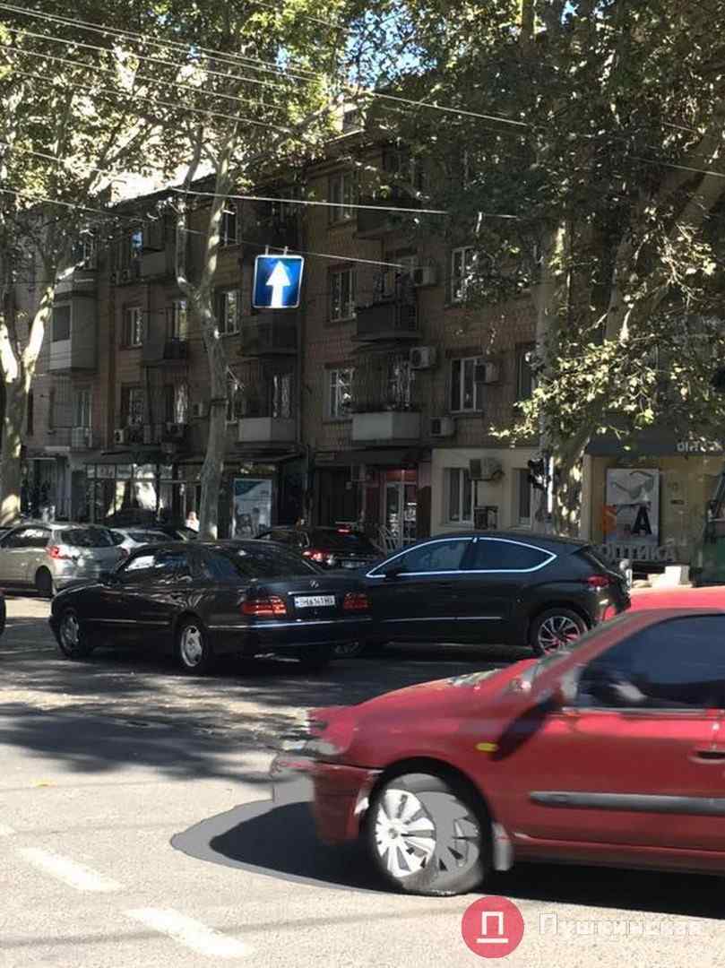 В центре Одессы притерлись «Mercedes» и «Citroën». Фото