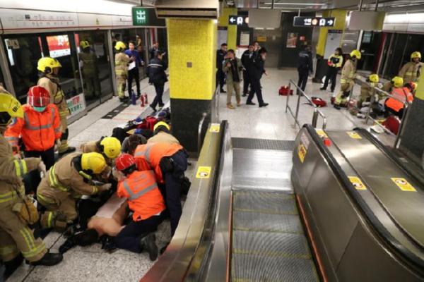 В Гонконге пассажир метро поджег коктейль Молотова в переполненном вагоне (фото)