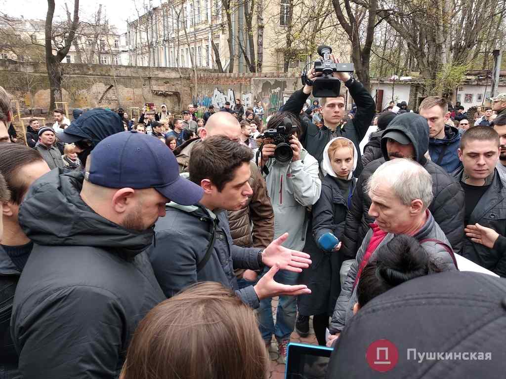 В Одессе две группы активистов устроили потасовку из-за Летнего театра. Видео, фото