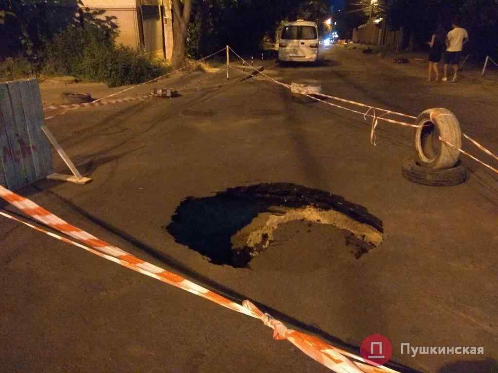 В Одессе образовался очередной провал на дороге. Фото