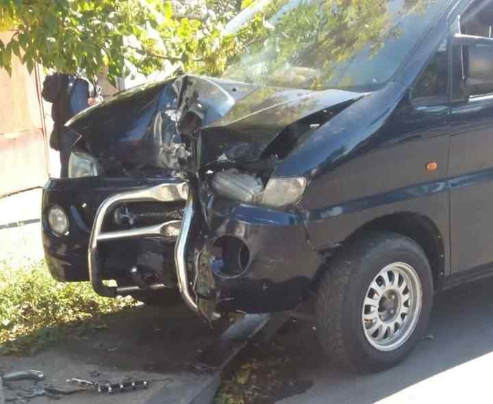 В Одессе пьяный водитель спровоцировал два ДТП и врезался в столб
