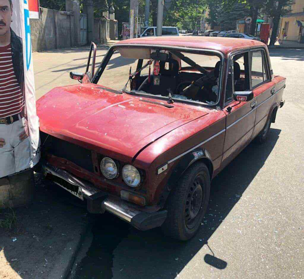 В Одессе «шестерка» влетела в столб