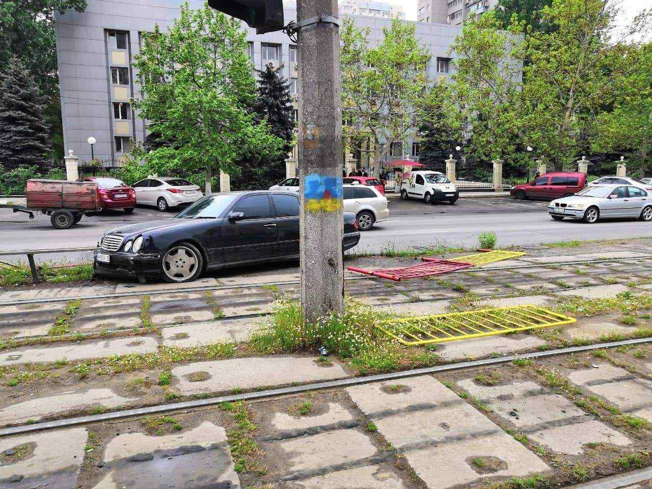 В Одессе водитель снес забор напротив Приморского райсуда и уехал