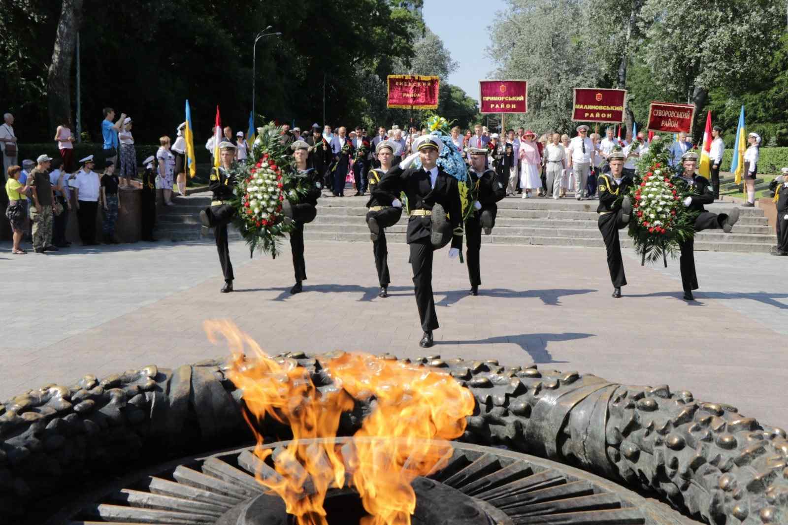 В Одессе возложили цветы к памятнику Неизвестному матросу в День памяти и скорби. Фото