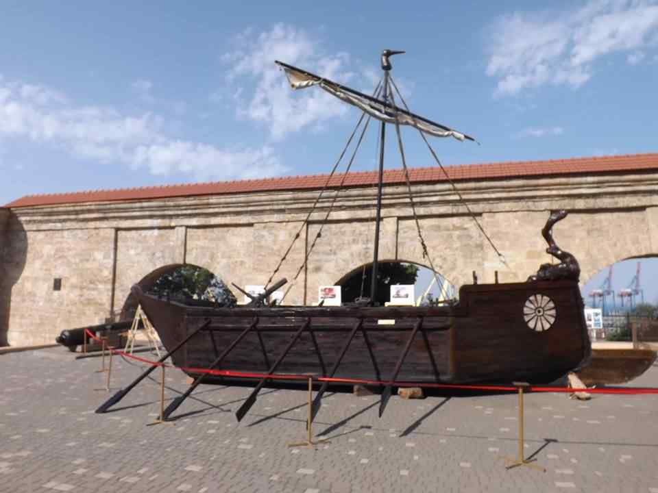 В одесском парке появилась историческая копия древнегреческого корабля в натуральную величину. Фото