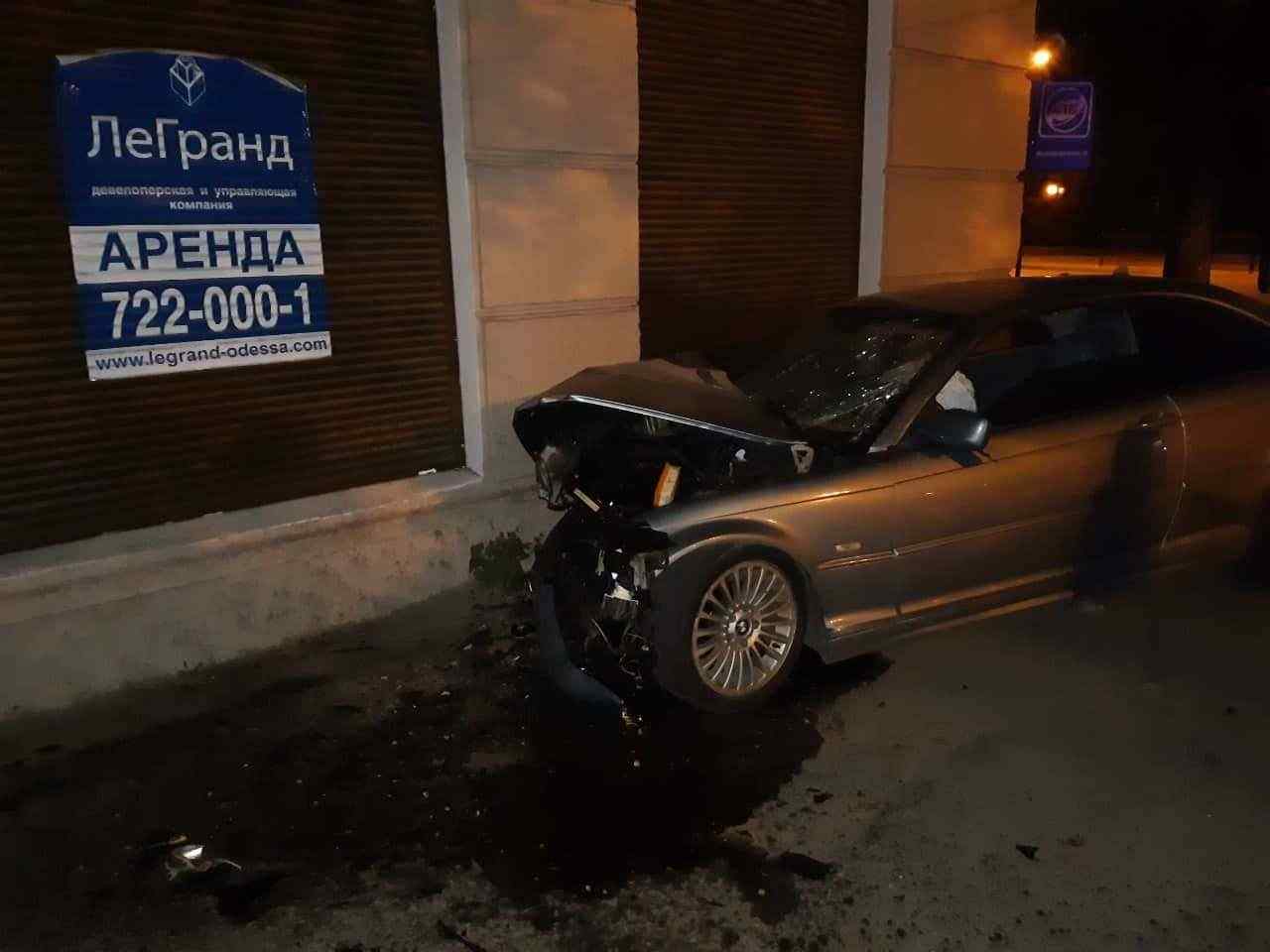 Водитель BMW въехал в дом в Одессе: есть пострадавшие