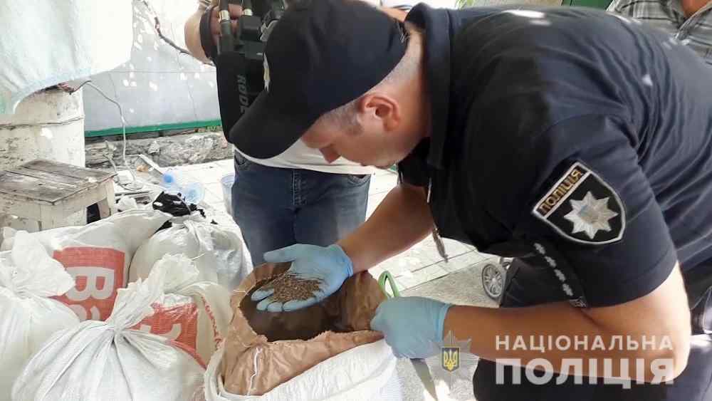 Жительница Одесской области организовала наркобизнес: у нее нашли 7 тонн зерен мака. Видео