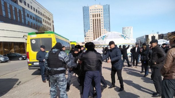 Астану переименовали в Нурсултан: в Казахстане задержали первых противников этого решения