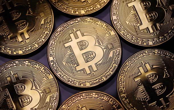 Биткоин торгуется выше $9000