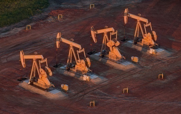 Цена на нефть снижается из-за роста запасов в США