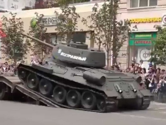 “До Берлина не доедет”: сети взорвало видео очередного танка РФ, заглохшего на параде (видео)