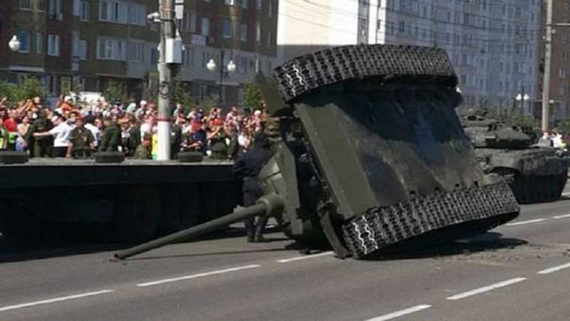 “До Берлина не доедет”: сети взорвало видео очередного танка РФ, заглохшего на параде (видео)