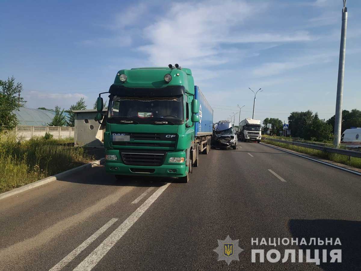 ДТП со школьниками под Днепром: микроавтобус въехал в фуру, есть пострадавшие
