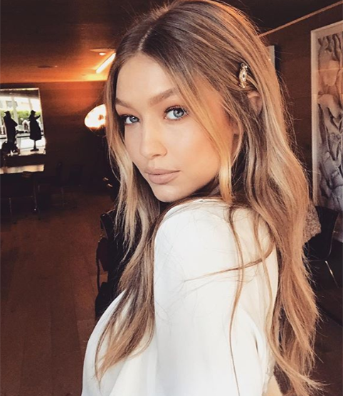 Джиджи Хадид изменили до неузнаваемости на обложке Vogue: фотосравнение