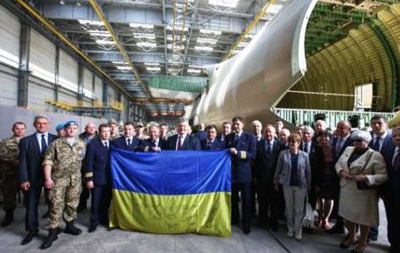 Экипаж Мрии подарил Порошенко флаг с автографами