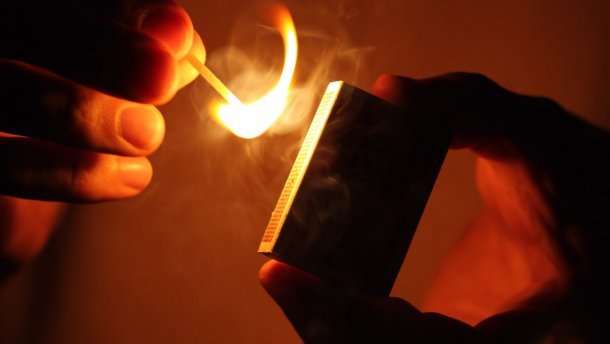 Хлопець підпалив дівчину посеред вулиці, поки перехожі все знімали на відео