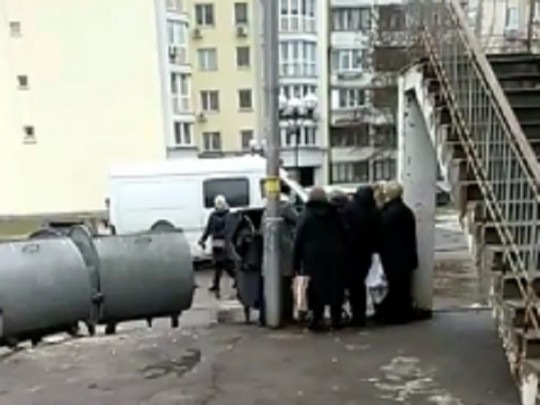 Каждый выживает, как может: в сети показали, как киевские пенсионеры борются за просроченные продукты (видео)