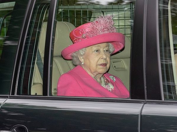 Королева Елизавета II посетила церковь в розовом наряде: фанаты решили, что это намек (фото)