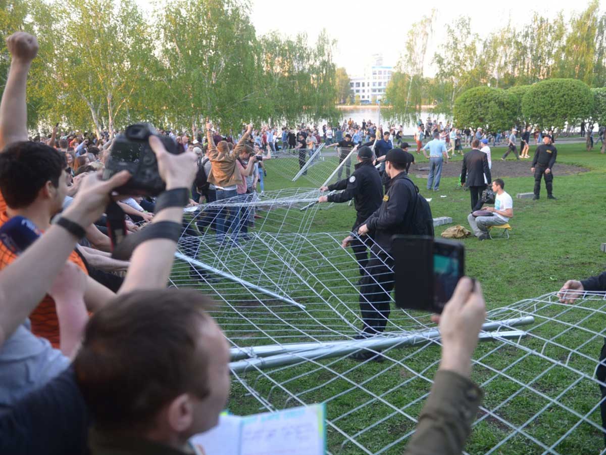 Кто не скачет, тот за храм: в Екатеринбурге продолжается акция протеста против застройки сквера (видео)