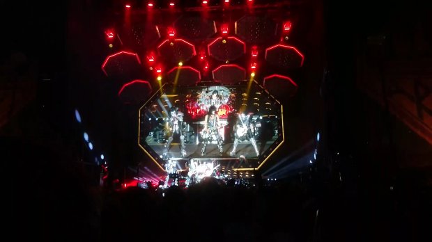 Легендарная рок-группа KISS дала первый и последний концерт в Украине: зрелищные фото и видео
