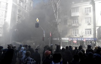 Люди выпрыгивают из окон зданий, которые штурмуют митингующие в центре Киева