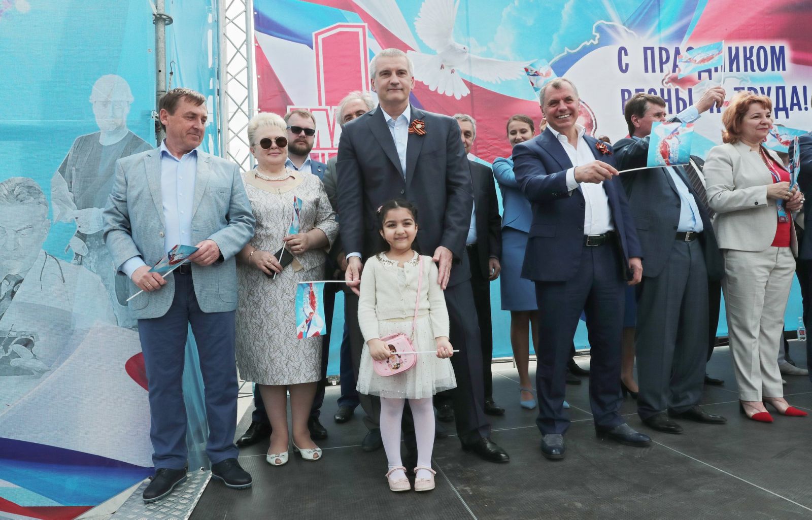 Мама претенденток на Евровидение от Украины отметилась на Первомае в оккупированном Крыму