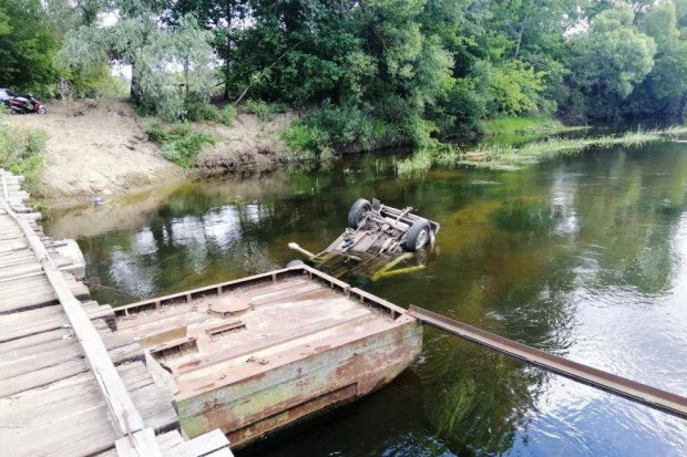 Машина сорвалась с моста в реку на Черниговщине: водитель погиб на месте