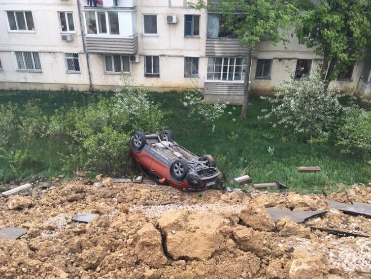 Машины рухнули с обрыва: в оккупированном Крыму новое масштабное ЧП (фото, видео)