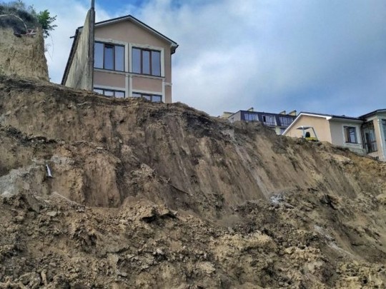 Масштабный оползень в Одессе: над жилыми домами нависла угроза (фото)