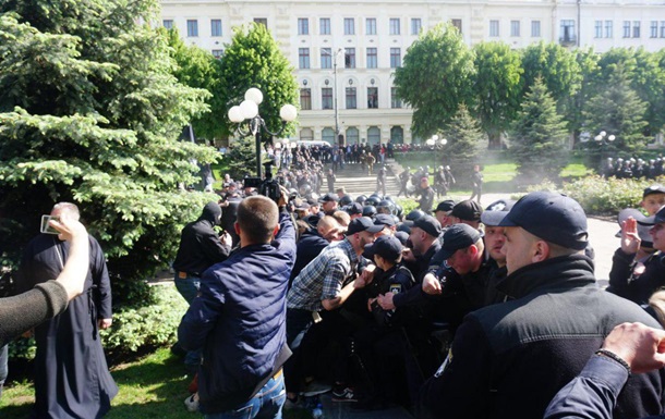 На акции ЛГБТ в Черновцах произошла массовая драка
