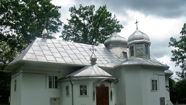 На Буковині до ПЦУ приєдналась ще одна парафія: прихильники УПЦ МП протестували і били поклони