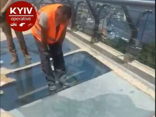 На новом пешеходном мосту в Киеве возникла очередная проблема: в сеть попало видео
