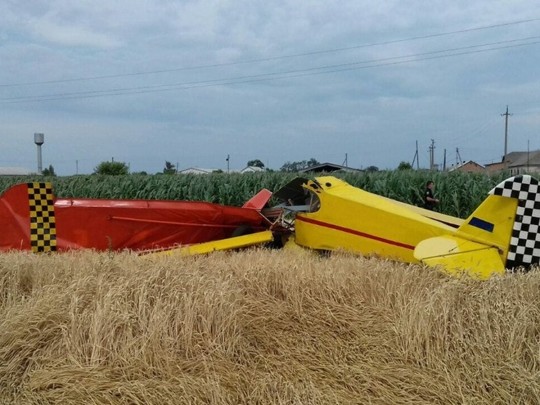 На Полтавщине разбился легкомоторный самолет: пилот погиб, пассажир в больнице
