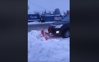 На Полтавщине убирают снег на внедорожнике
