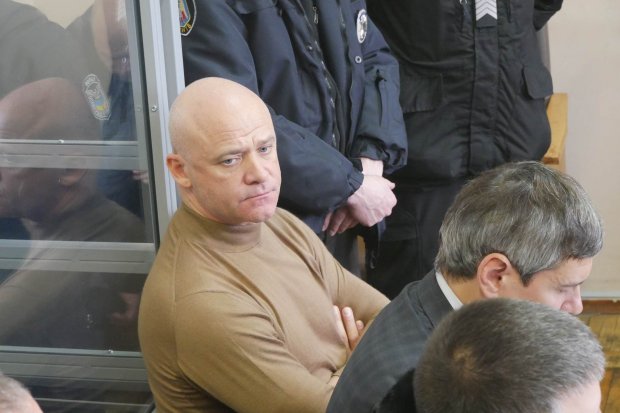 На суде над Трухановым начались столкновения, активист принес топор: фото