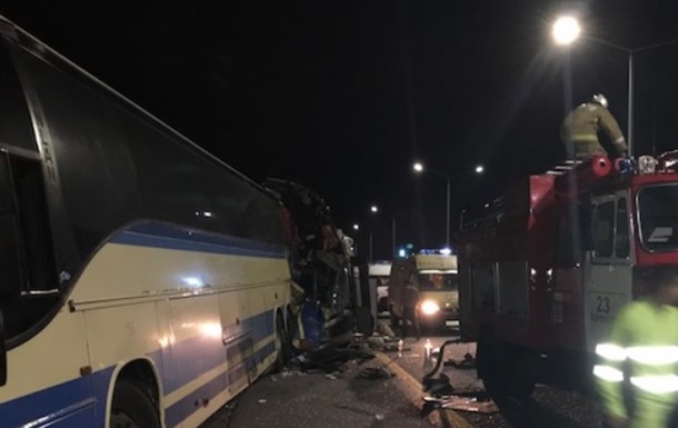 На трассе в РФ столкнулись два автобуса