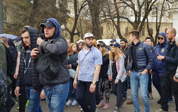 Нацкорпус в Киеве проводит акцию Вдуй Свинарчукам