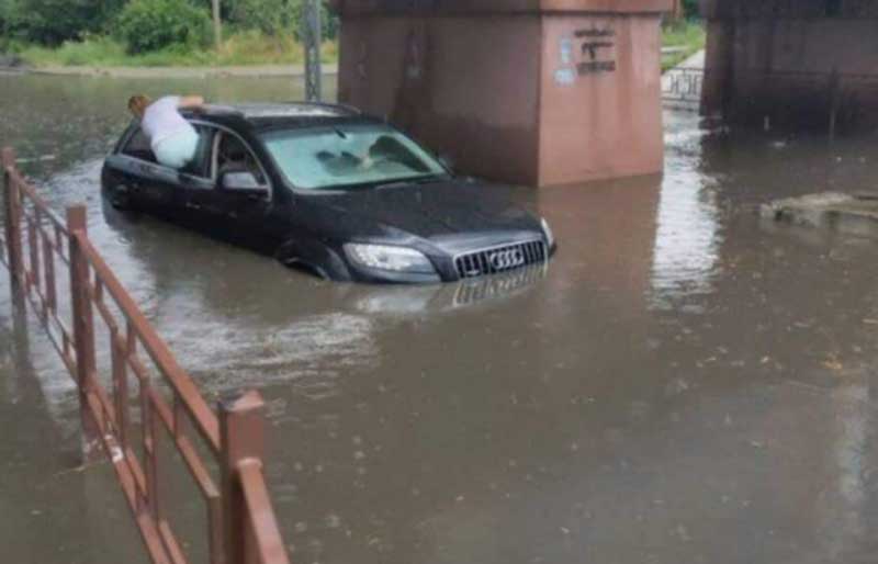 Ненастье на Закарпатье: Ужгород накрыла большая вода (впечатляющие фото и видео)
