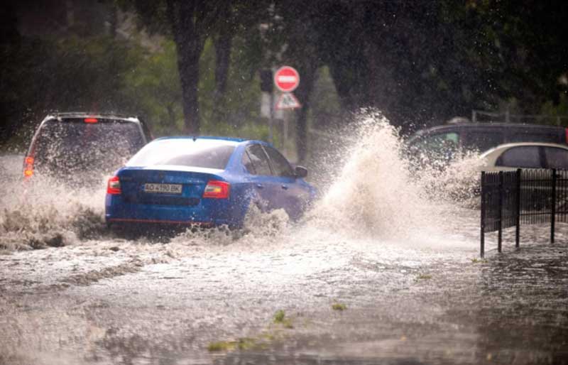 Ненастье на Закарпатье: Ужгород накрыла большая вода (впечатляющие фото и видео)
